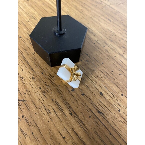 Avon Gift/Present pin - Picture 2 of 3